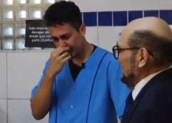 Seu Barriga cobra aluguel e Carlinhos Maia, se emociona e chora