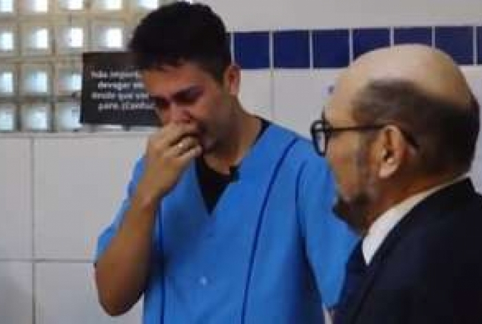 Seu Barriga cobra aluguel e Carlinhos Maia, se emociona e chora