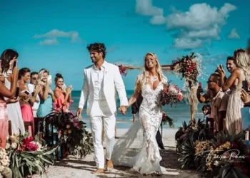 Marido usou o terno de seu casamento com Caroline Bittencourt para ir à cerimônia de cremação da modelo(FOTOS)