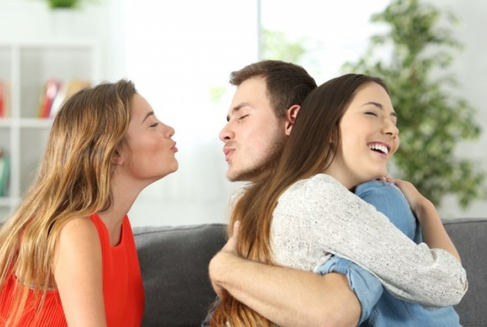 Mulher descobre traição de namorado com melhor amiga durante o velório do avô