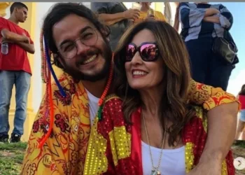 Fátima Bernardes exibe anel. Seria noivado?