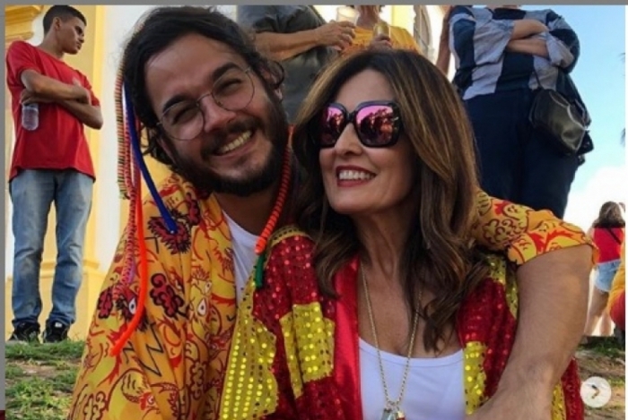 Fátima Bernardes exibe anel. Seria noivado?