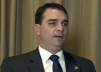Senador Flávio Bolsonaro é investigado pelos crimes de peculato, lavagem de dinheiro e organização criminosa - Reprodução / STB