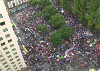 Manifestantes param o Centro do Rio por educação