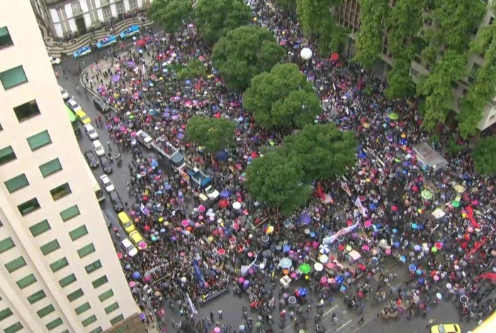 Manifestantes param o Centro do Rio por educação