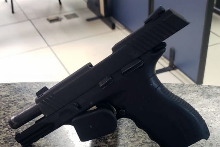 Menor é apreendido com pistola próximo a colégio
