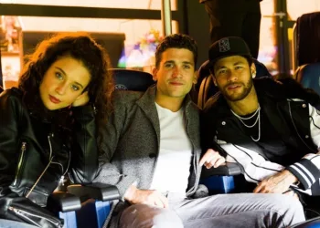 Neymar tieta atores de ‘La Casa de Papel’ em jogo do PSG em Paris