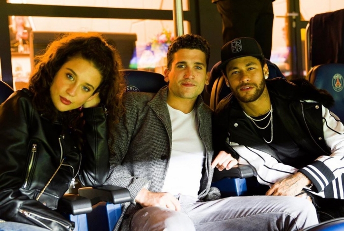 Neymar tieta atores de ‘La Casa de Papel’ em jogo do PSG em Paris