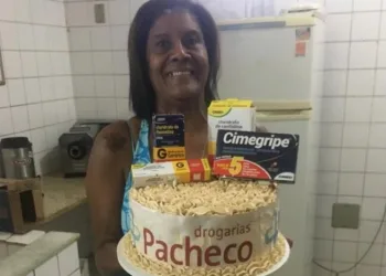 Filha faz festa temática de farmácia para mãe com mania de doença