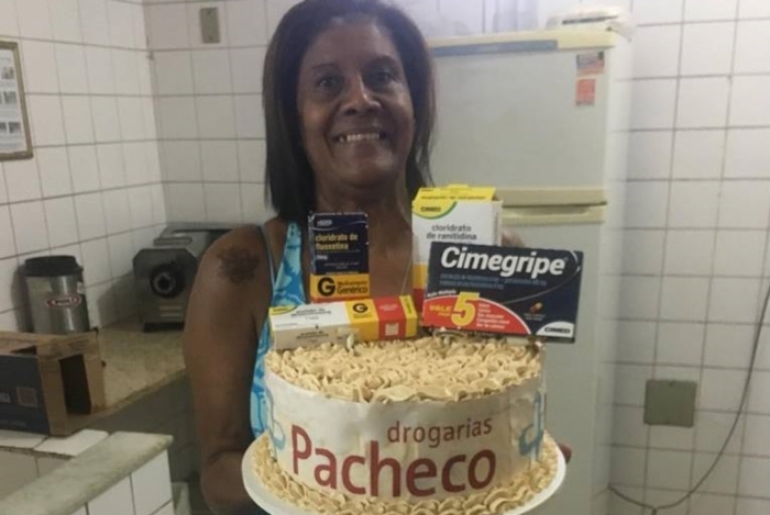 Filha faz festa temática de farmácia para mãe com mania de doença
