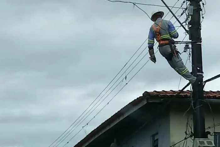 Vingança. Morador tem luz cortada, tira escada do técnico e o deixa pendurado no bairro