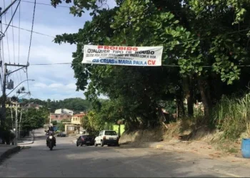 Quem for pego roubando vai pagar com a vida’, diz faixa do tráfico