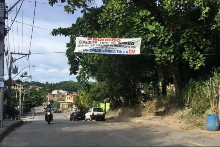 Quem for pego roubando vai pagar com a vida’, diz faixa do tráfico