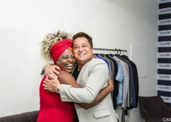 Cleusa "de mala e cuia" nos bastidores do show de Leonardo - Divulgação