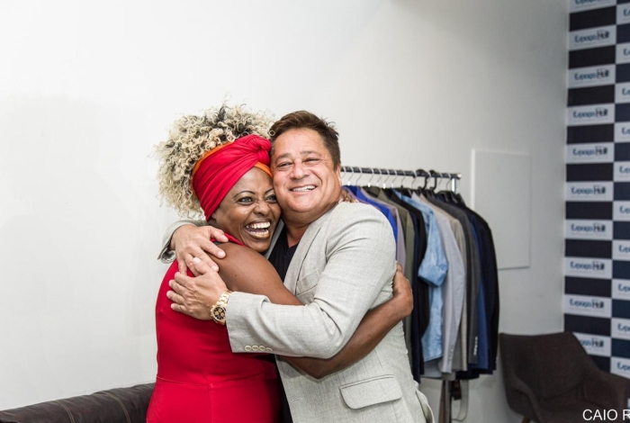 Cleusa "de mala e cuia" nos bastidores do show de Leonardo - Divulgação