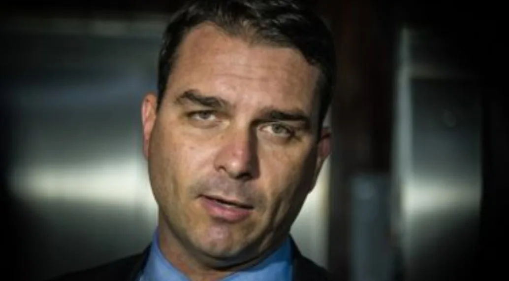 Imóvel da esposa de Flávio é ligado a médico réu por esquema no Rio