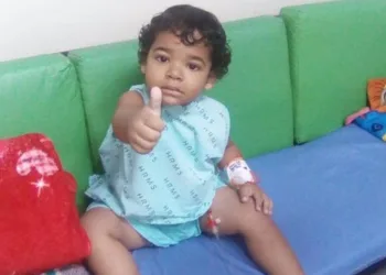 Desempregado, pai de menino com câncer faz rifa para comprar leite e fralda