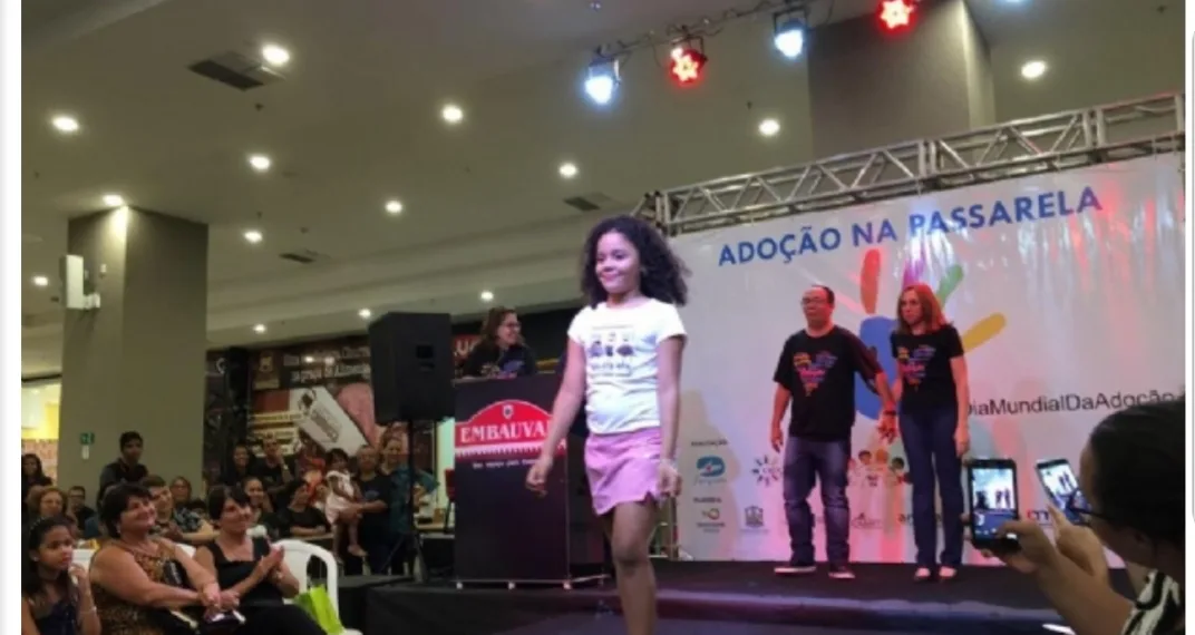 Crianças de 4 a 17 anos participam do evento ‘Adoção na Passarela’ no Pantanal Shopping