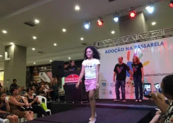 Crianças de 4 a 17 anos participam do evento ‘Adoção na Passarela’ no Pantanal Shopping