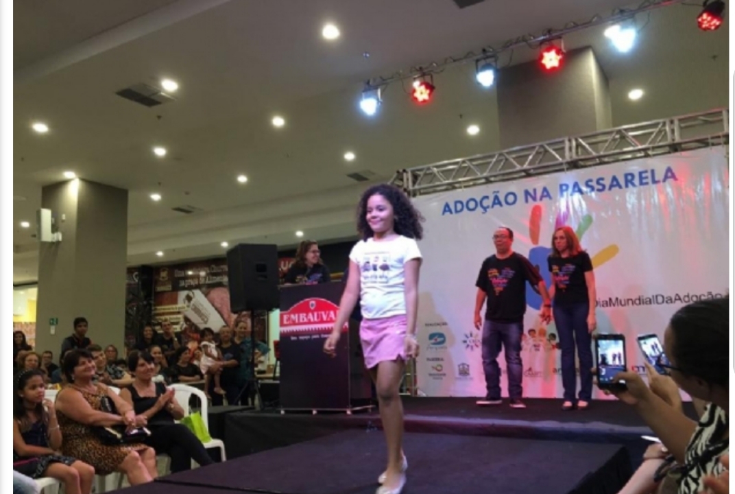 Crianças de 4 a 17 anos participam do evento ‘Adoção na Passarela’ no Pantanal Shopping