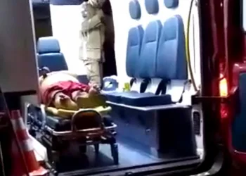 Criminosos passam atirando em bar e deixam mortos e feridos em bar no RJ