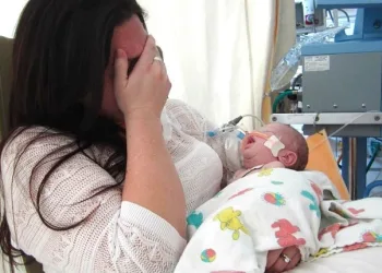 Mulher faz alerta após seu bebê morrer por um erro comum que mães cometem ao amamentar
