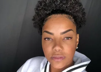 Em leito de hospital, Ludmilla posta vídeo para homenagear a mãe