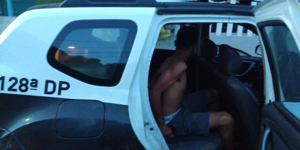 Bandidos tentam roubar carro de policial civil, trocam tiros e terminam presos no RJ