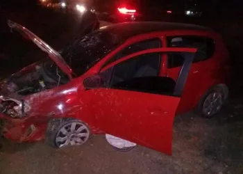 CRIMINOSOS CAPOTAM VEÍCULO DURANTE PERSEGUIÇÃO NA AV BRASIL ALTURA DA VILA KENNEDY(FOTOS)