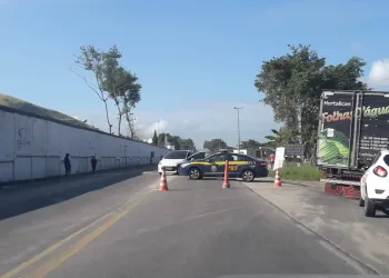 HOMEM É ASSASSINADO NA ESTRADA RIO- SÃO PAULO AGORA POUCO( FOTOS)