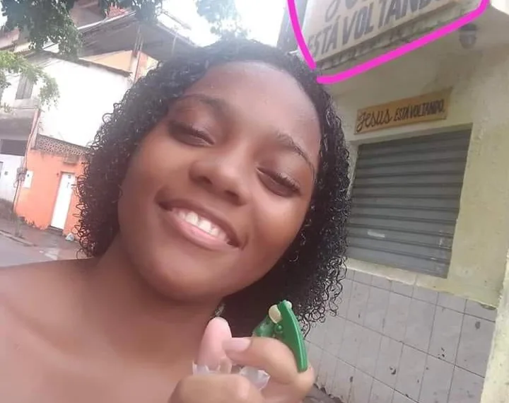 MENINA BRINCA COM ARMA E MATA SUA AMIGA EM DISPARO ACIDENTAL NA COMUNIDADE NA ZONA OESTE