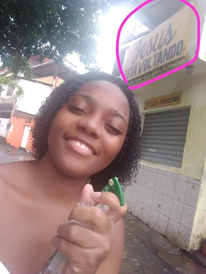 MENINA BRINCA COM ARMA E MATA SUA AMIGA EM DISPARO ACIDENTAL NA COMUNIDADE NA ZONA OESTE