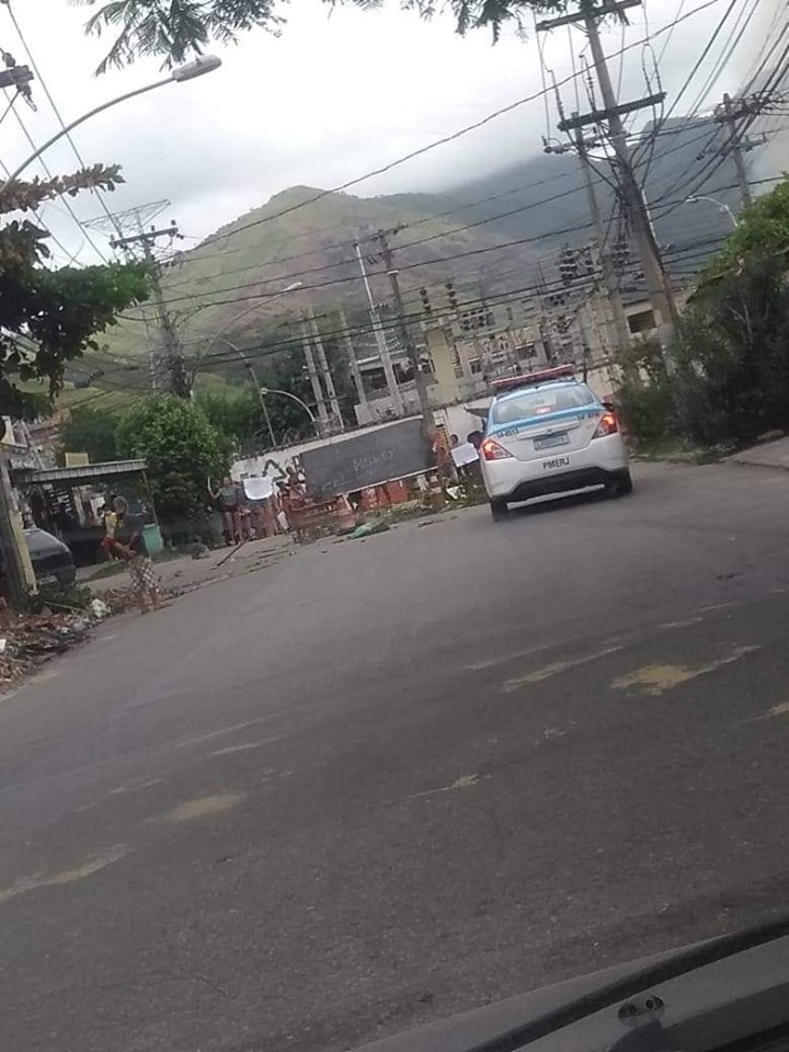 PROTESTO E TIROS NA COMUNIDADE DA  ZONA OESTE(FOTOS)