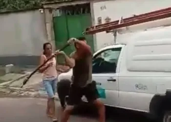 HOMEM QUE DESTRUIU CARRO DA LIGHT NA ZONA OESTE PAGA 2 MIL DE FIANÇA PARA NÃO IR PRA CADEIA
