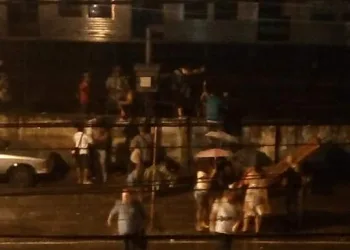 FOGO EM VAGÃO DE TREM NA ZONA OESTE ASSUSTAM USUÁRIOS!!( FOTOS)