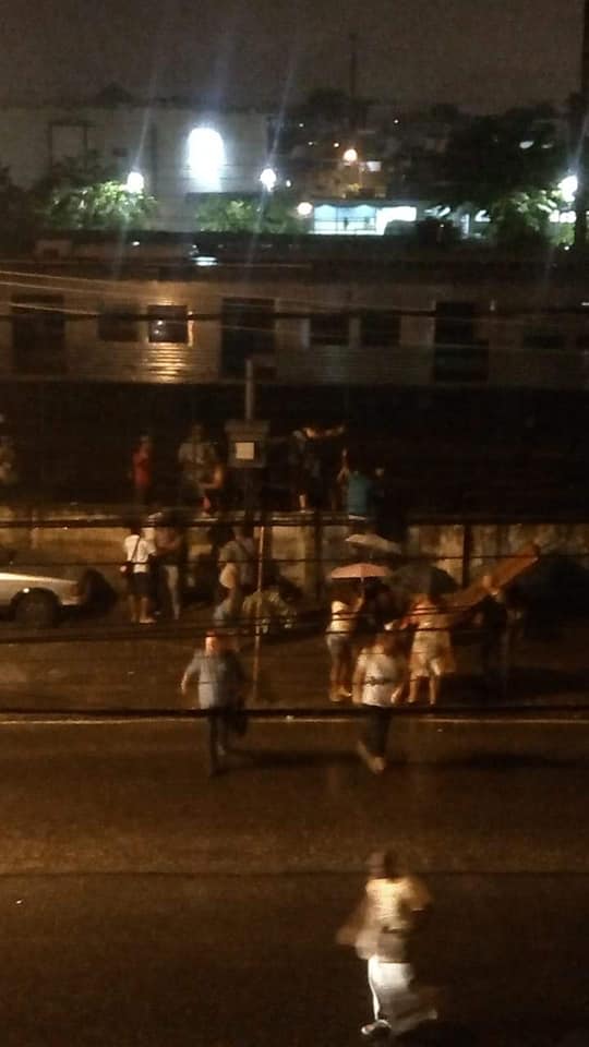 FOGO EM VAGÃO DE TREM NA ZONA OESTE ASSUSTAM USUÁRIOS!!( FOTOS)