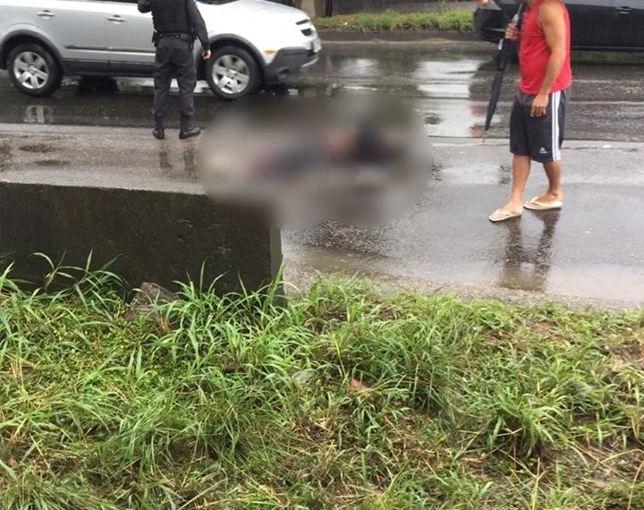 URGENTE!! JOVEM MORRE AO CAIR DA PASSARELA NA AVENIDA BRASIL!!( FOTOS)