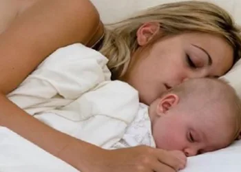 Bebês devem dormir na cama com a mãe até os 3 anos de idade porque faz bem ao coração e emocional deles.