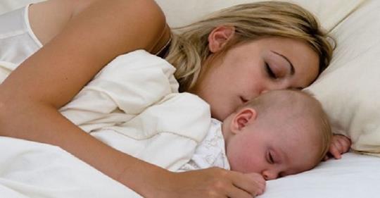 Bebês devem dormir na cama com a mãe até os 3 anos de idade porque faz bem ao coração e emocional deles.