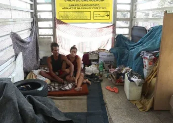 Estação do BRT Transoeste abandonada vira quarto de casal