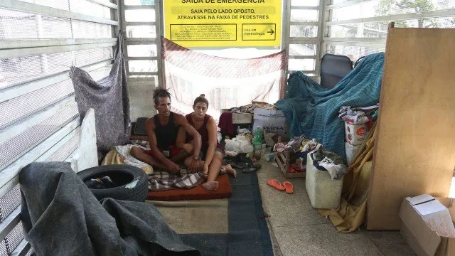 Estação do BRT Transoeste abandonada vira quarto de casal