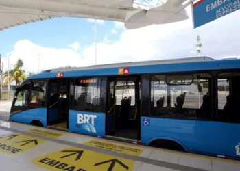 Esta iniciativa é fruto da parceria entre o BRT Rio e a Secretaria Municipal de Cultura para estimular o hábito da leitura nos bairros onde estão localizados os terminais e estações do modal.