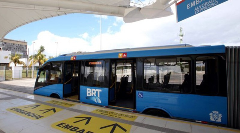 Esta iniciativa é fruto da parceria entre o BRT Rio e a Secretaria Municipal de Cultura para estimular o hábito da leitura nos bairros onde estão localizados os terminais e estações do modal.