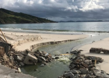 Segundo vazamento! Prainha de Arraial ameaçada pela poluição