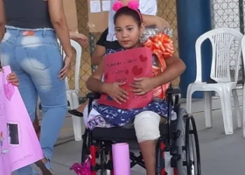 MENINA ELOAH QUE PERDEU UMA PERNA CORTADA POR LINHA CHILENA EM REALENGO VOLTA AO COLÉGIO(FOTOS)