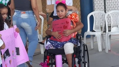 MENINA ELOAH QUE PERDEU UMA PERNA CORTADA POR LINHA CHILENA EM REALENGO VOLTA AO COLÉGIO(FOTOS)