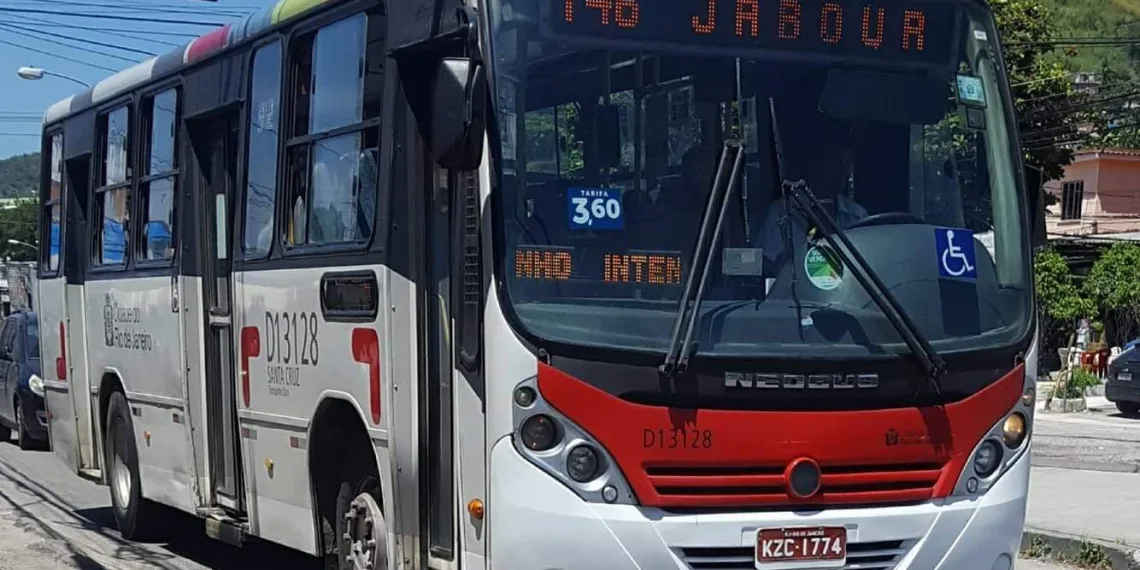 PASSAGEIROS SÃO ASSALTADOS EM ÔNIBUS EM BAIRRO NA ZONA OESTE