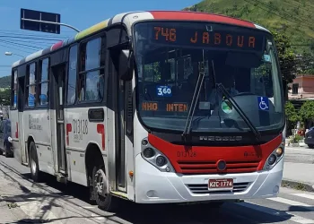 PASSAGEIROS SÃO ASSALTADOS EM ÔNIBUS EM BAIRRO NA ZONA OESTE