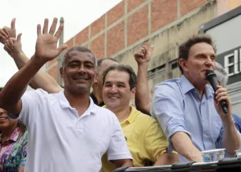 Romário negocia apoio a Crivella em 2020
