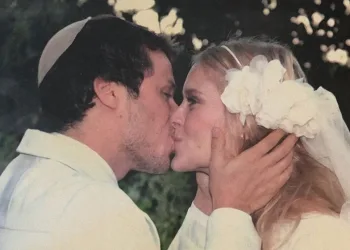 Atriz celebra 12 anos de casamento e espalha amor na web